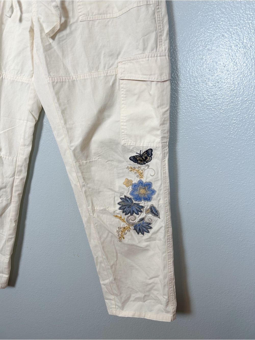 Sundance Embroidered Cream Cargo Pants with Floral Detail - Picture 6 of 10